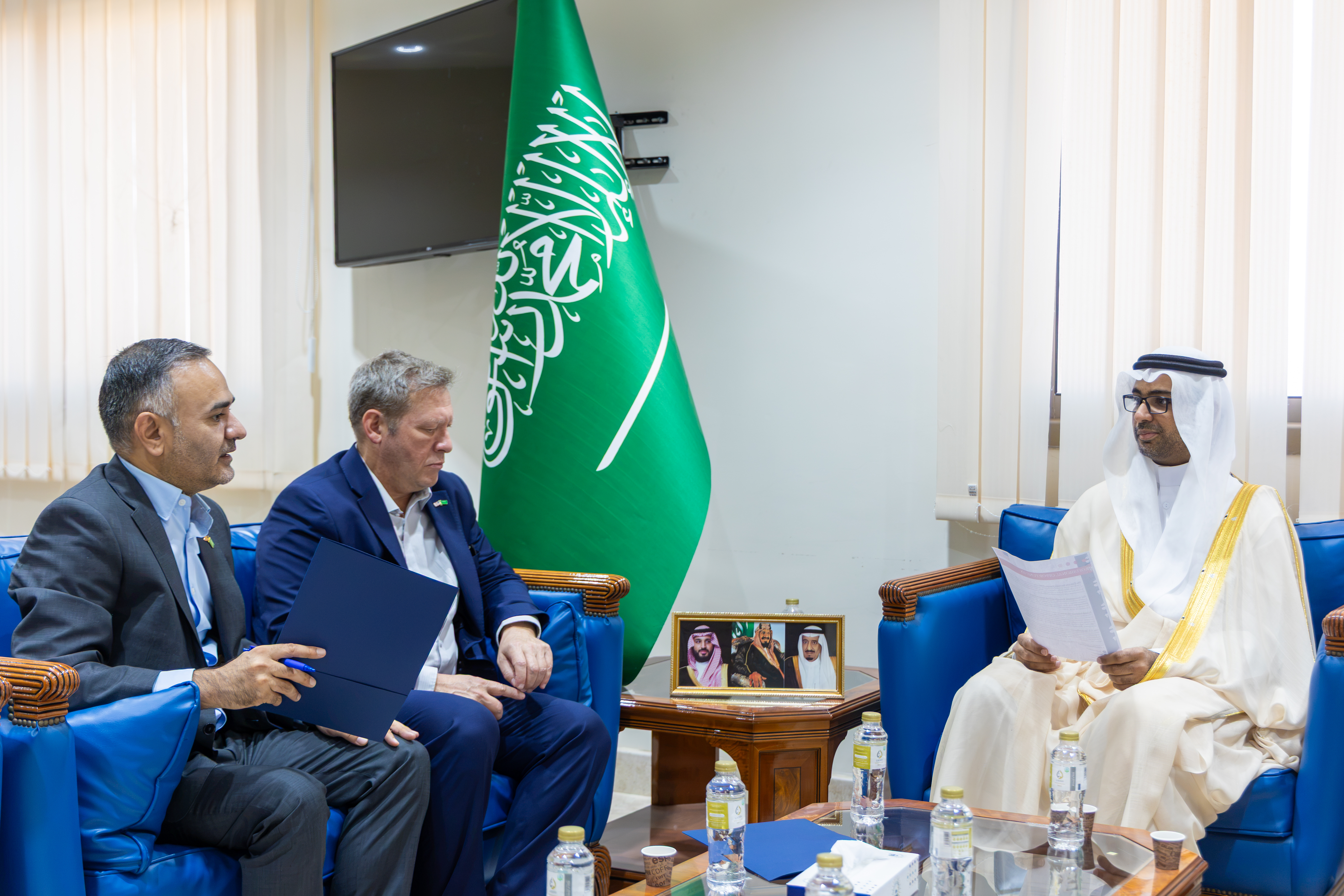 وكيل الجامعة الإسلامية للخدمات المشتركة يستقبل وفداً من القنصلية الأمريكية